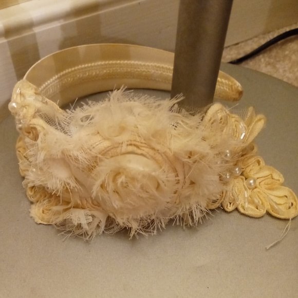 headband with flower applique - Picture 1 of 4